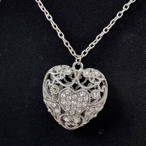 Elegant Vintage Style Silver Heart Pendant Necklace Rhinestones